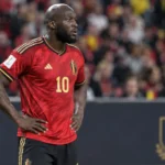 Romelu Lukaku in het tenue van België langs de zijlijn tijdens een interland.