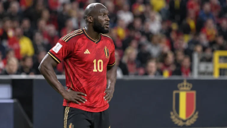 Romelu Lukaku in het tenue van België langs de zijlijn tijdens een interland.