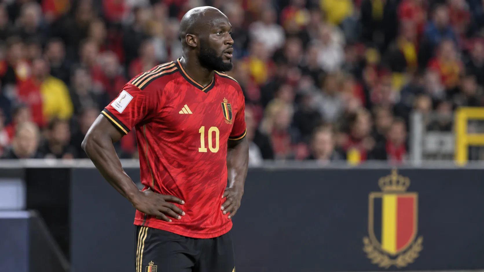Romelu Lukaku in het tenue van Belgiƫ langs de zijlijn tijdens een interland.