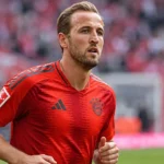 Harry Kane warmt op in het rode shirt van Bayern München.