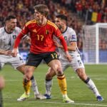 Charles De Ketelaere staat als diepe spits tussen verdedigers bij de Rode Duivels.