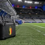 Lege Belgische technische zone in het Stade de France met een teamkoffer naast de zijlijn.