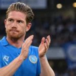 Kevin De Bruyne applaudisseert in het blauwe tenue van Napoli op het veld.