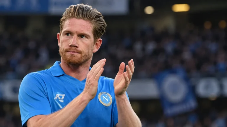 Kevin De Bruyne applaudisseert in het blauwe tenue van Napoli op het veld.