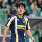 Min-hyeok Yang in het tenue van Westerlo op het veld van een stadion.