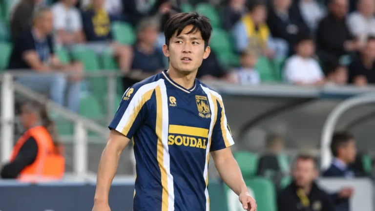 Min-hyeok Yang in het tenue van Westerlo op het veld van een stadion.