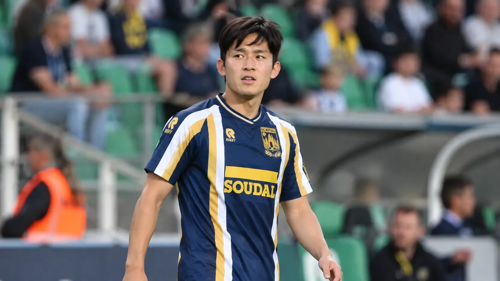 Min-hyeok Yang in het tenue van Westerlo op het veld van een stadion.