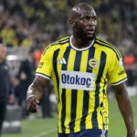 Romelu Lukaku in het geel-blauwe tenue van Fenerbahçe op het veld.