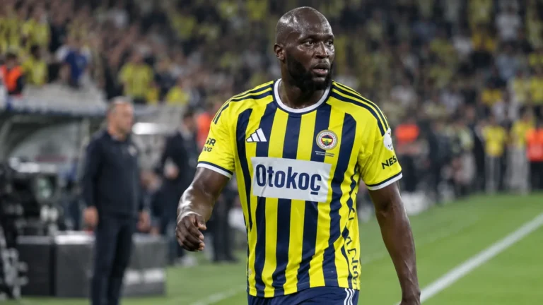 Romelu Lukaku in het geel-blauwe tenue van Fenerbahçe op het veld.