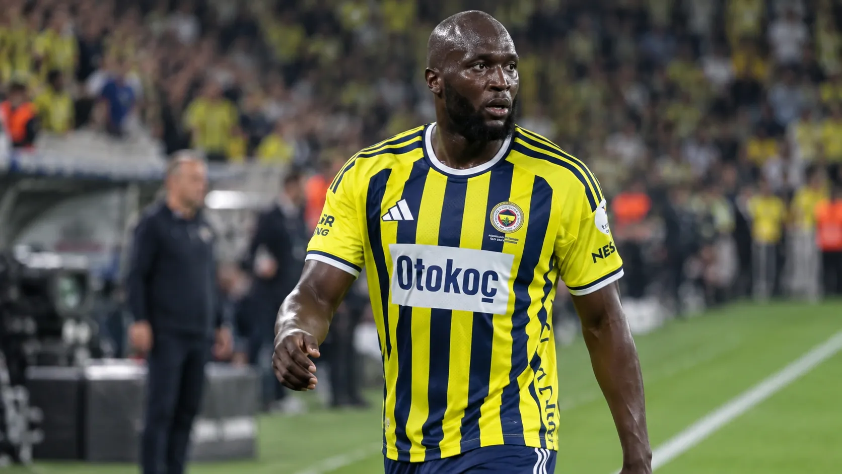 Romelu Lukaku in het geel-blauwe tenue van Fenerbahçe op het veld.