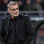Slaven Bilic buigt voorover langs de zijlijn voor een Nations League-wedstrijd.