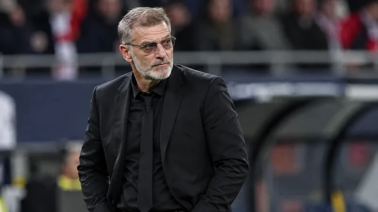 Slaven Bilic buigt voorover langs de zijlijn voor een Nations League-wedstrijd.