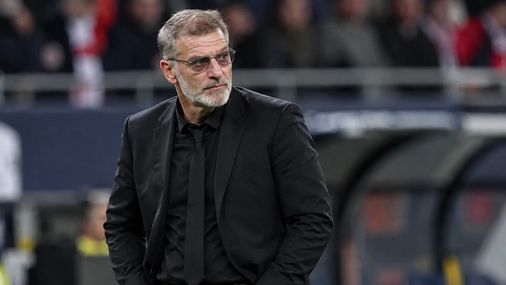 Slaven Bilic buigt voorover langs de zijlijn voor een Nations League-wedstrijd.