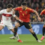 Internationale voetballers in duel om de bal tijdens een wedstrijd.