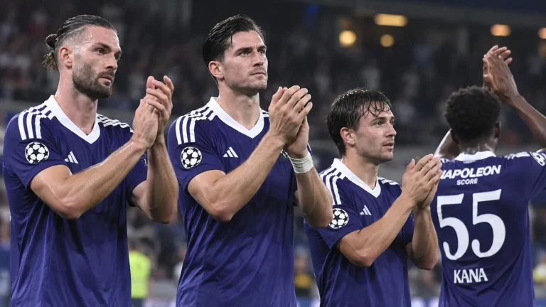 Een groep Anderlecht-spelers in paarse shirts applaudisseert samen in het stadion.