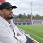 Vincent Kompany staat langs het trainingsveld van Bayern München.