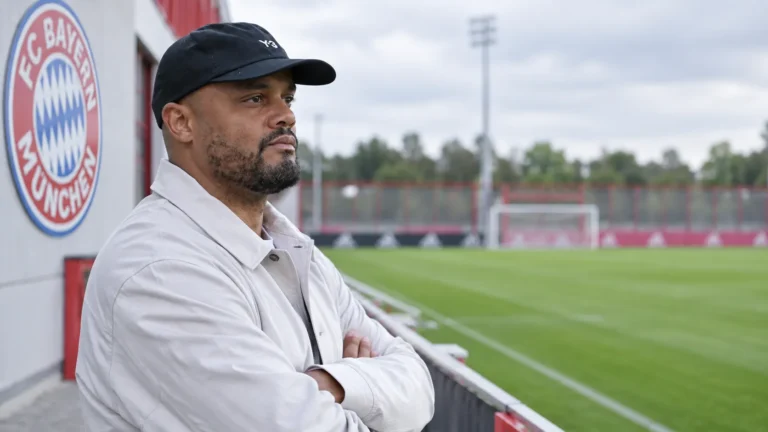 Vincent Kompany staat langs het trainingsveld van Bayern München.