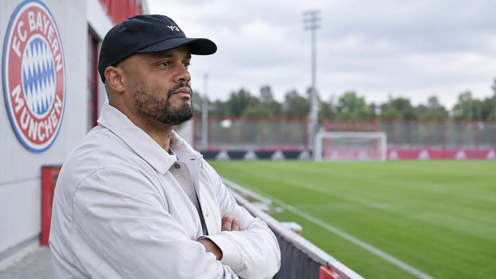 Vincent Kompany staat langs het trainingsveld van Bayern München.