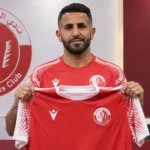 Riyad Mahrez poseert met het shirt van Al-Shamal tijdens zijn officiële voorstelling.