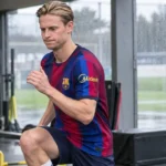 Frenkie de Jong werkt individueel met een bal op het trainingscomplex.