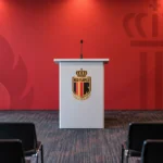 Een lege lessenaar in een persruimte van de Red Flames.