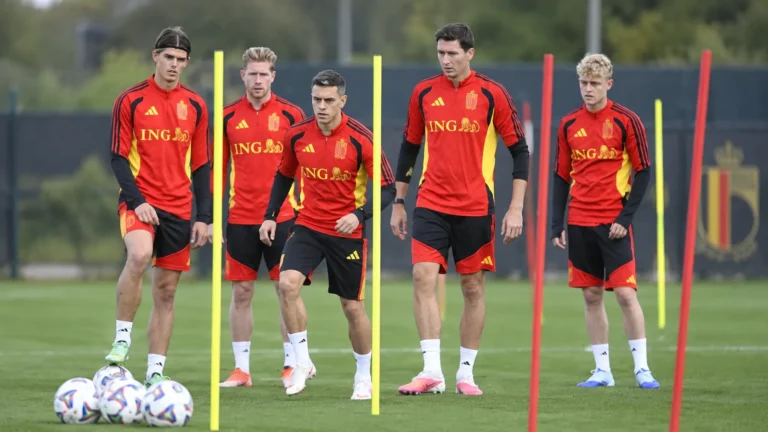 Een groep Belgische internationals tijdens een training op het voetbalveld.