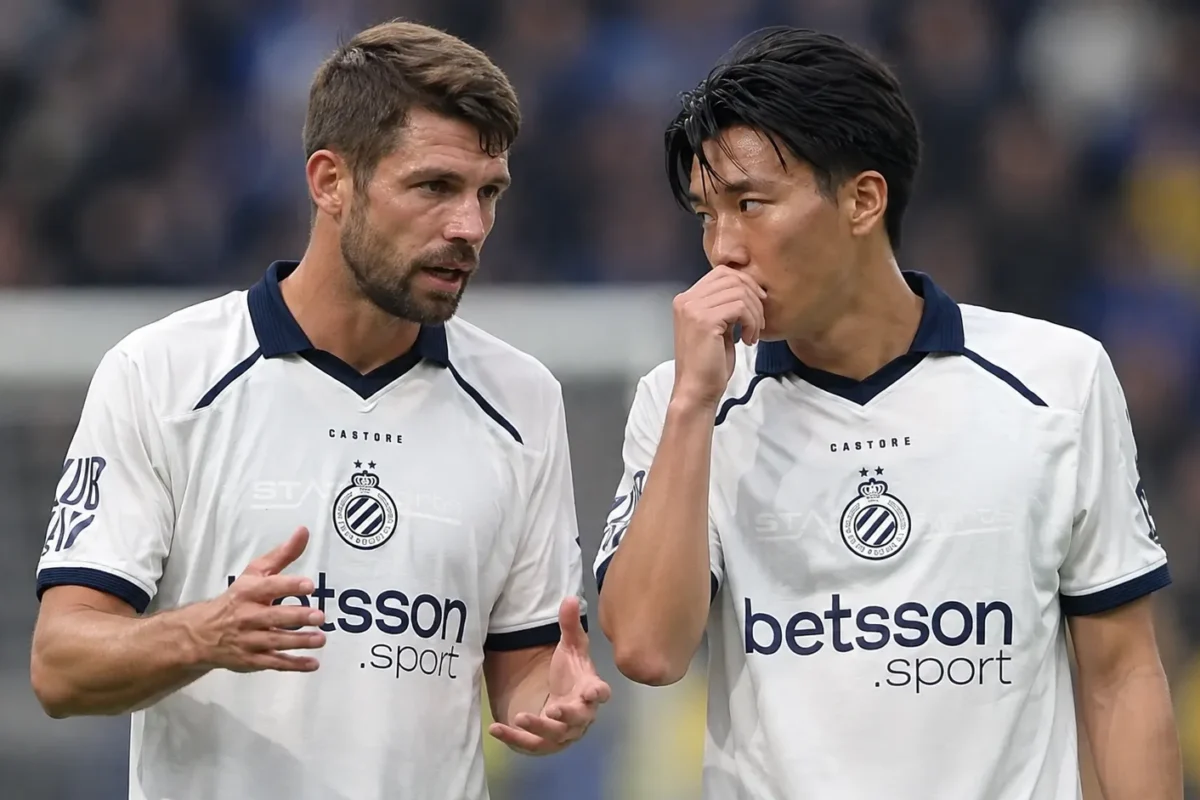 Twee Club Brugge-spelers overleggen tijdens een wedstrijd.