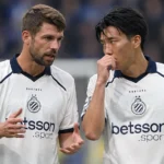 Twee Club Brugge-spelers overleggen tijdens een wedstrijd.