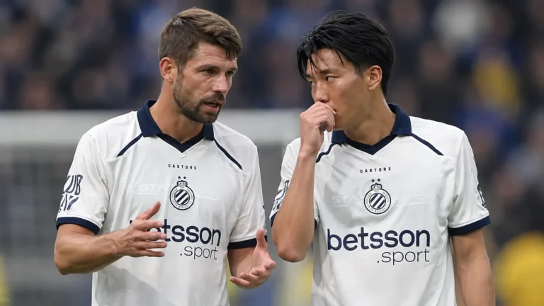 Twee Club Brugge-spelers overleggen tijdens een wedstrijd.