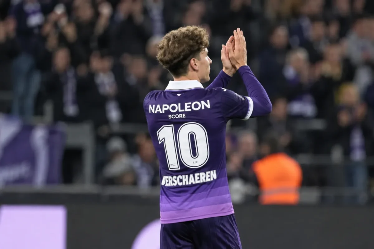 Yari Verschaeren applaudisseert in het paarse shirt van RSC Anderlecht.