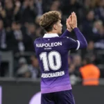 Yari Verschaeren applaudisseert in het paarse shirt van RSC Anderlecht.