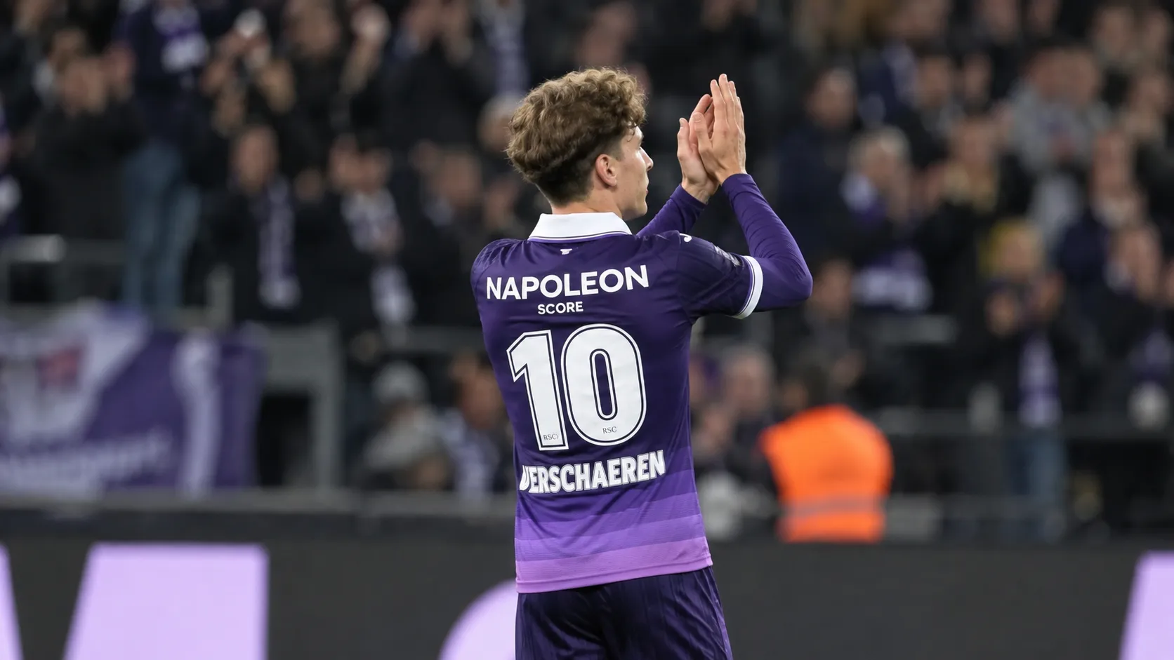 Yari Verschaeren applaudisseert in het paarse shirt van RSC Anderlecht.