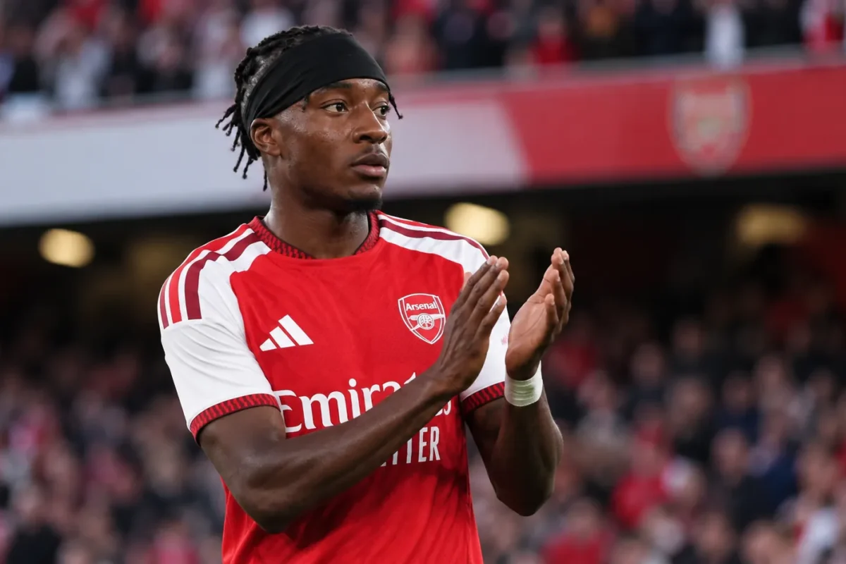 Noni Madueke in Arsenal-tenue tijdens een voetbalmoment op het veld.