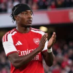 Noni Madueke in Arsenal-tenue tijdens een voetbalmoment op het veld.