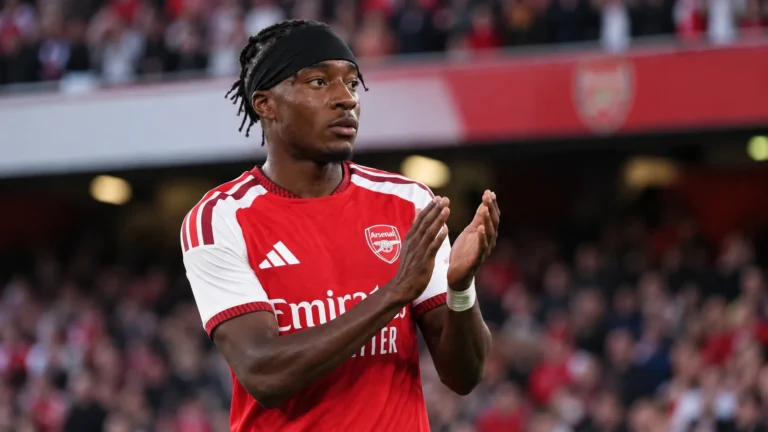 Noni Madueke in Arsenal-tenue tijdens een voetbalmoment op het veld.
