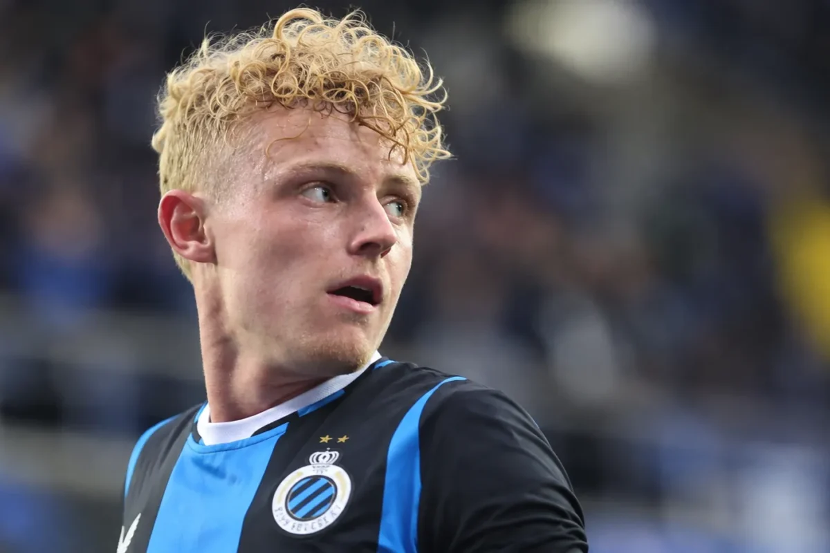 Joaquin Seys in het blauw-zwarte shirt van Club Brugge tijdens een wedstrijdmoment.