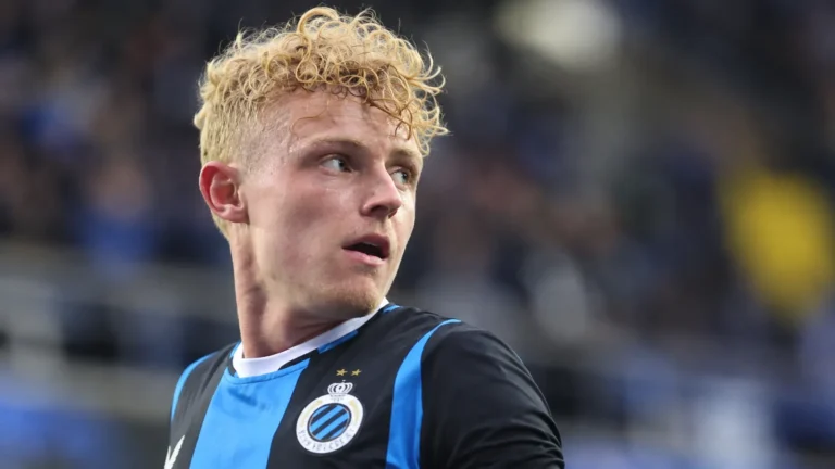 Joaquin Seys in het blauw-zwarte shirt van Club Brugge tijdens een wedstrijdmoment.