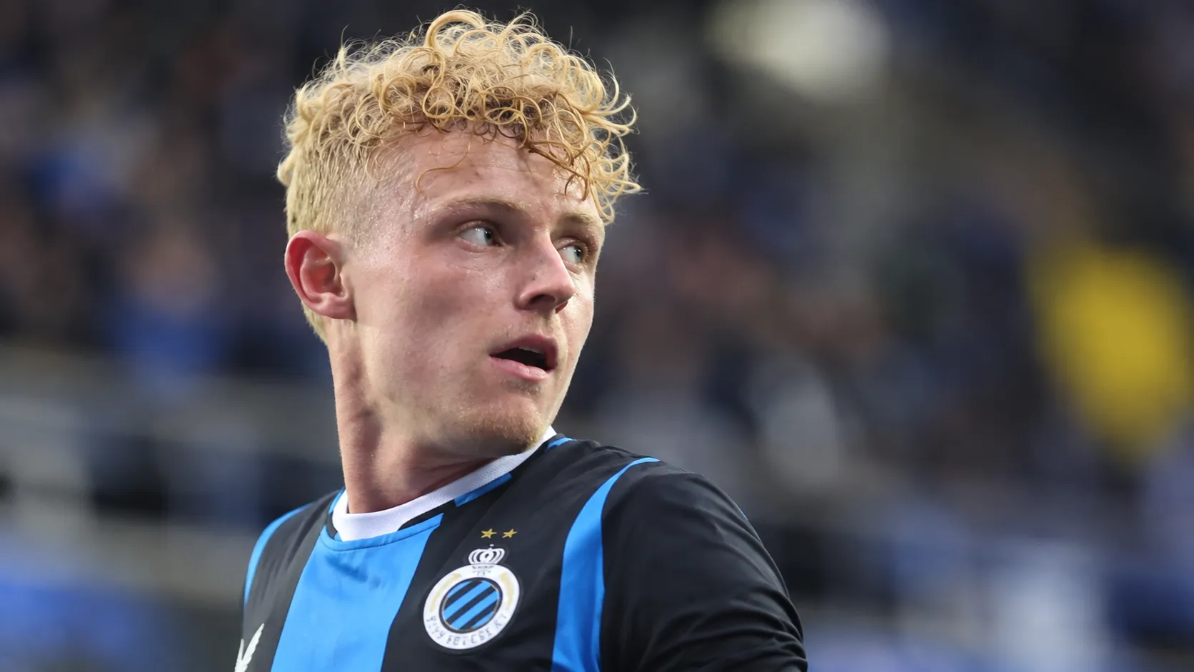 Joaquin Seys in het blauw-zwarte shirt van Club Brugge tijdens een wedstrijdmoment.