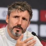 Mark van Bommel spreekt ernstig tijdens een persmoment van de Rode Duivels.