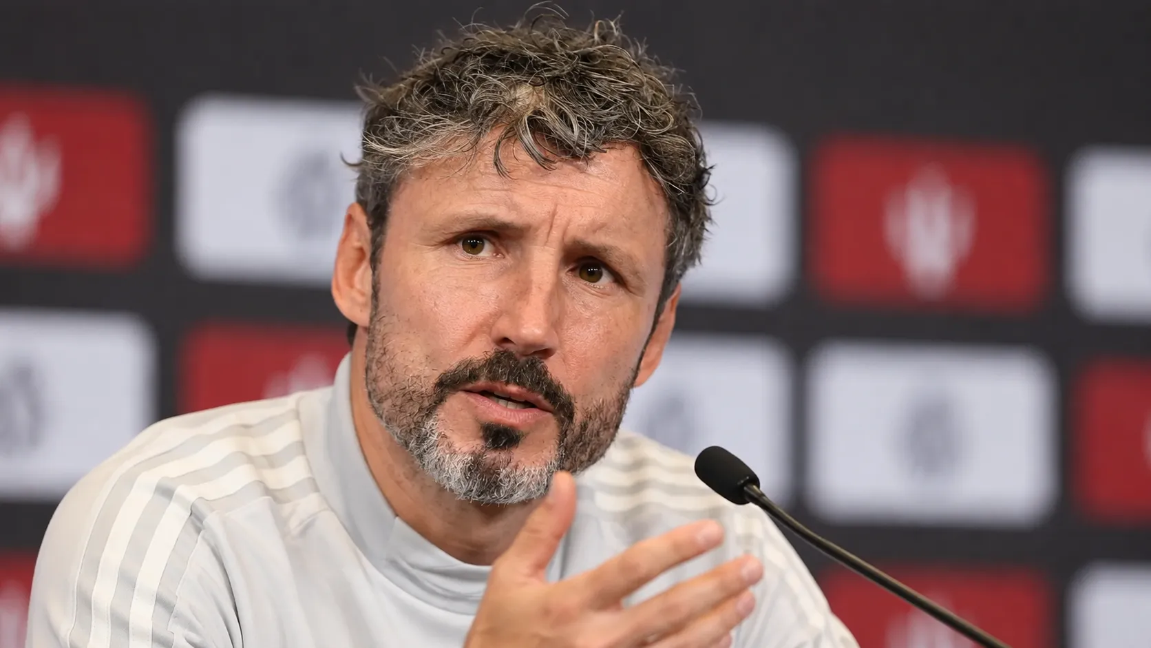Mark van Bommel spreekt ernstig tijdens een persmoment van de Rode Duivels.