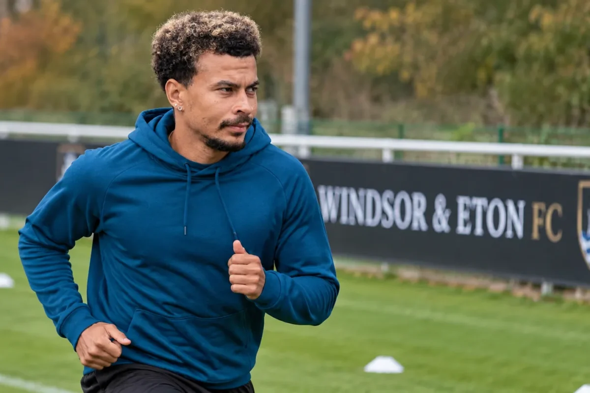 Dele Alli tijdens een individuele conditietraining bij Windsor & Eton FC.