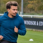 Dele Alli tijdens een individuele conditietraining bij Windsor & Eton FC.