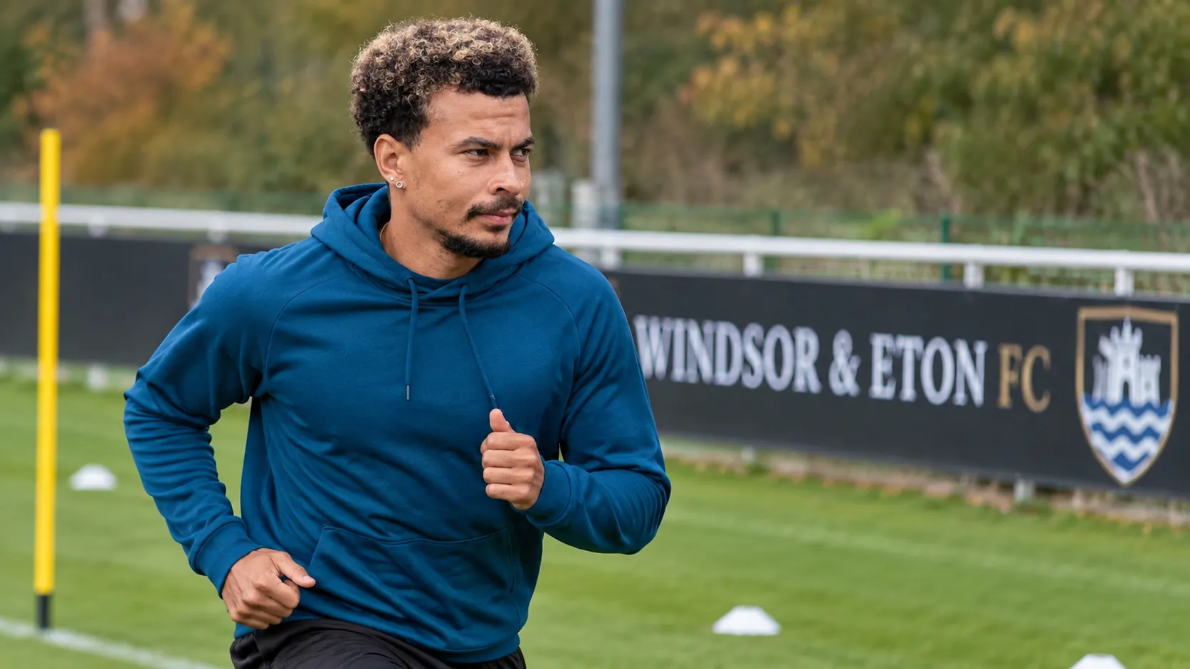 Dele Alli tijdens een individuele conditietraining bij Windsor & Eton FC.