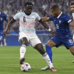Belgische en Franse spelers strijden om de bal tijdens een interland.