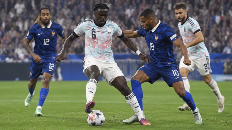 Belgische en Franse spelers strijden om de bal tijdens een interland.