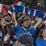 Een collectieve groep Italiaanse supporters viert in de tribune na een Nations League-zege.