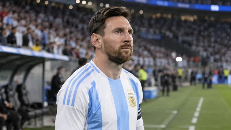 Lionel Messi in het shirt van Argentinië aan de zijlijn van een stadion.