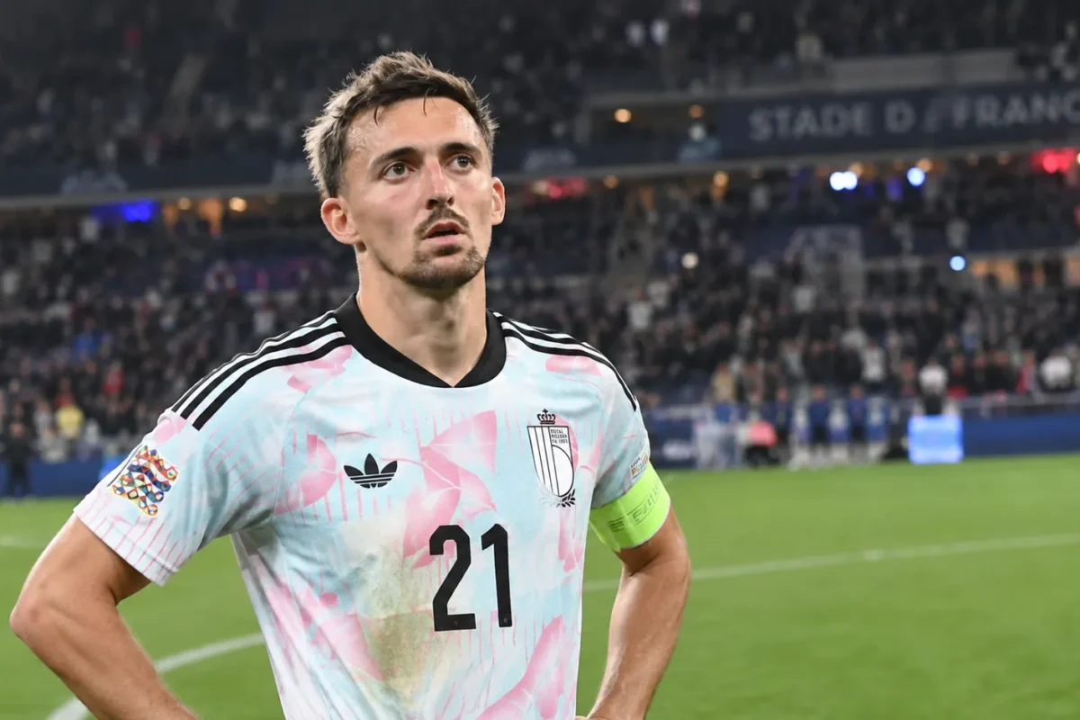 Timothy Castagne in het tenue van België na een wedstrijd in het Stade de France.