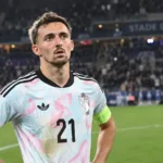 Timothy Castagne in het tenue van België na een wedstrijd in het Stade de France.