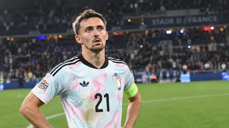 Timothy Castagne in het tenue van België na een wedstrijd in het Stade de France.